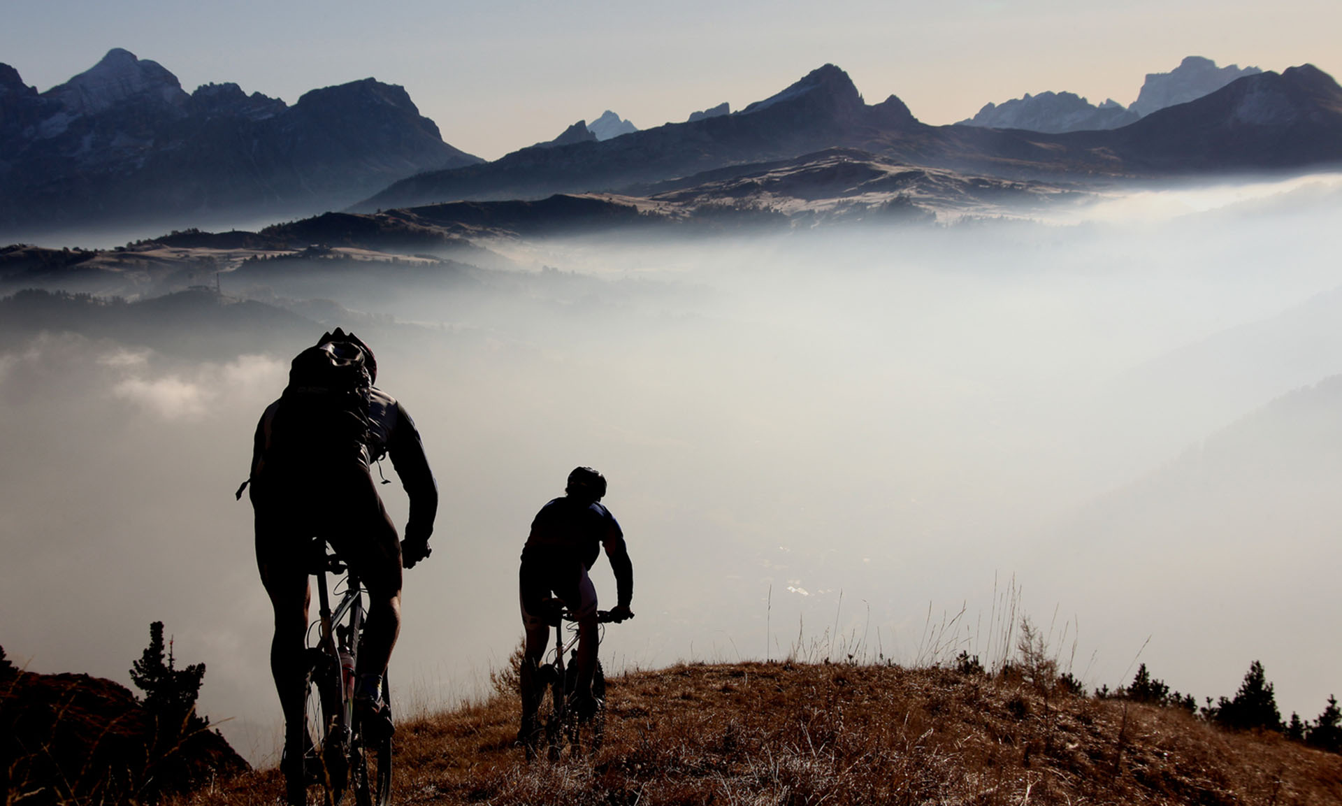 Foto von zwei Personen beim Fahrradfahren in den Bergen
